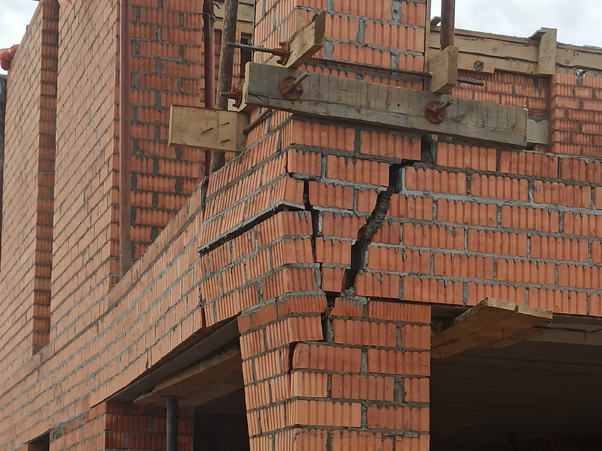 Авария на стройке дома из кирпича. Фото Бориса Зайцева