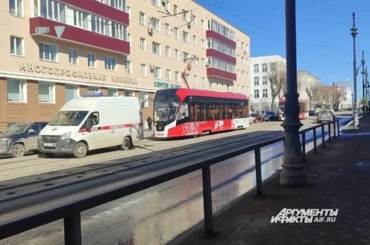    Жители Перми заметили скопление трамваев и скорую помощь у ЦУМа