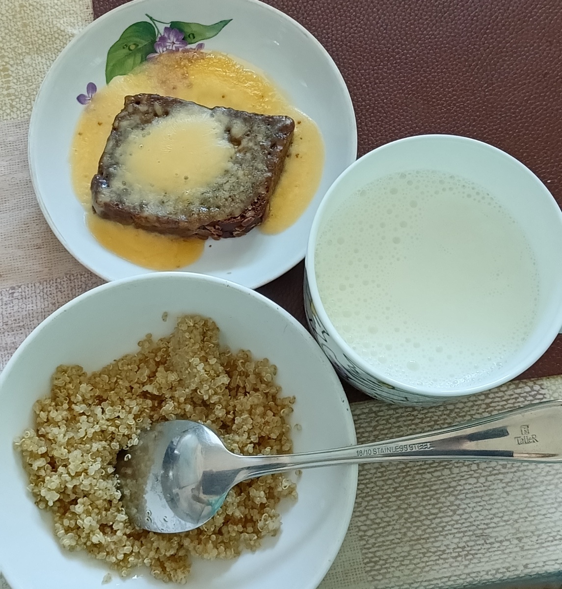 На завтрак опять киноа с козьим молоком, но теперь для разнообразия сыр на хлебе расплавила