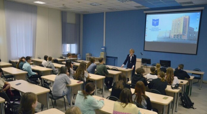    Визит старшеклассников в АЛТГУ. Фото: министерство образования и науки Алтайского края в ВК-сообществе