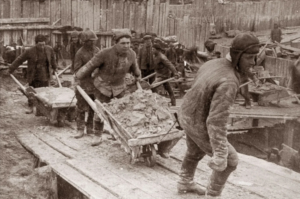 Труд законченных использовался в самых тяжелых климатических зонах на пределе человеческих сил с минимальным обеспечением. Архивное фото
