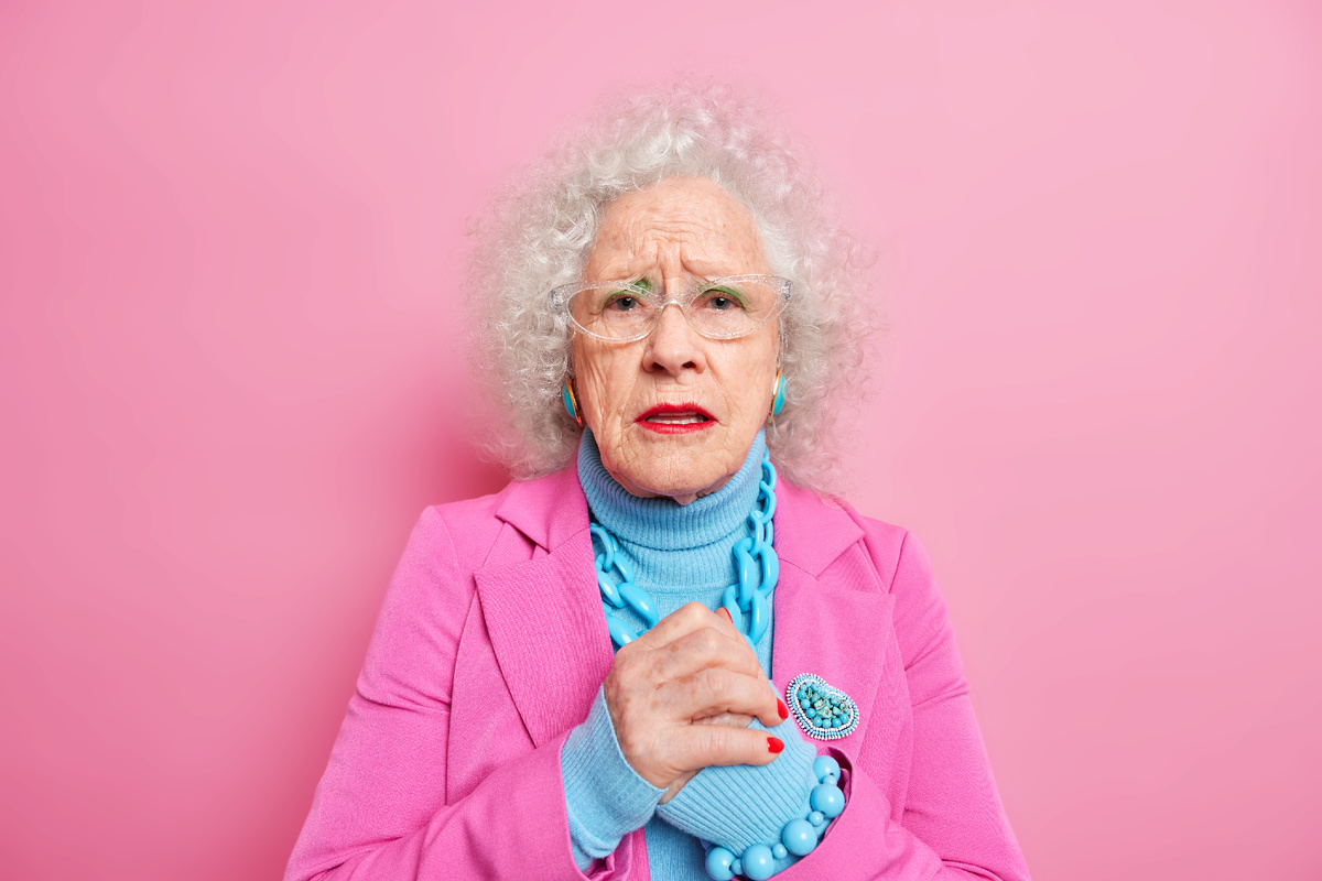 <a href="https://ru.freepik.com/free-photo/worried-elderly-woman-with-wrinkled-face-keeps-hands-together-looks-disappointed-feels-nervous-about-something-wears-spectacles-fashionable-clothes_15097699.htm#fromView=search&page=2&position=22&uuid=294540f4-e547-4320-9e43-1a224e0df404&query=%D0%BF%D0%BE%D0%B6%D0%B8%D0%BB%D0%B0%D1%8F+%D0%B6%D0%B5%D0%BD%D1%89%D0%B8%D0%BD%D0%B0+%D0%B7%D0%BB%D0%B0%D1%8F">Изображение от wayhomestudio на Freepik</a>