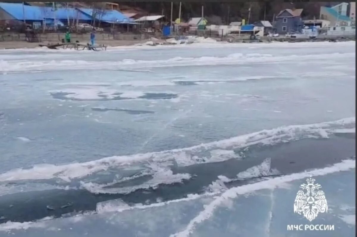    В МЧС призывают не выходить на лед Байкала - он продолжает таять