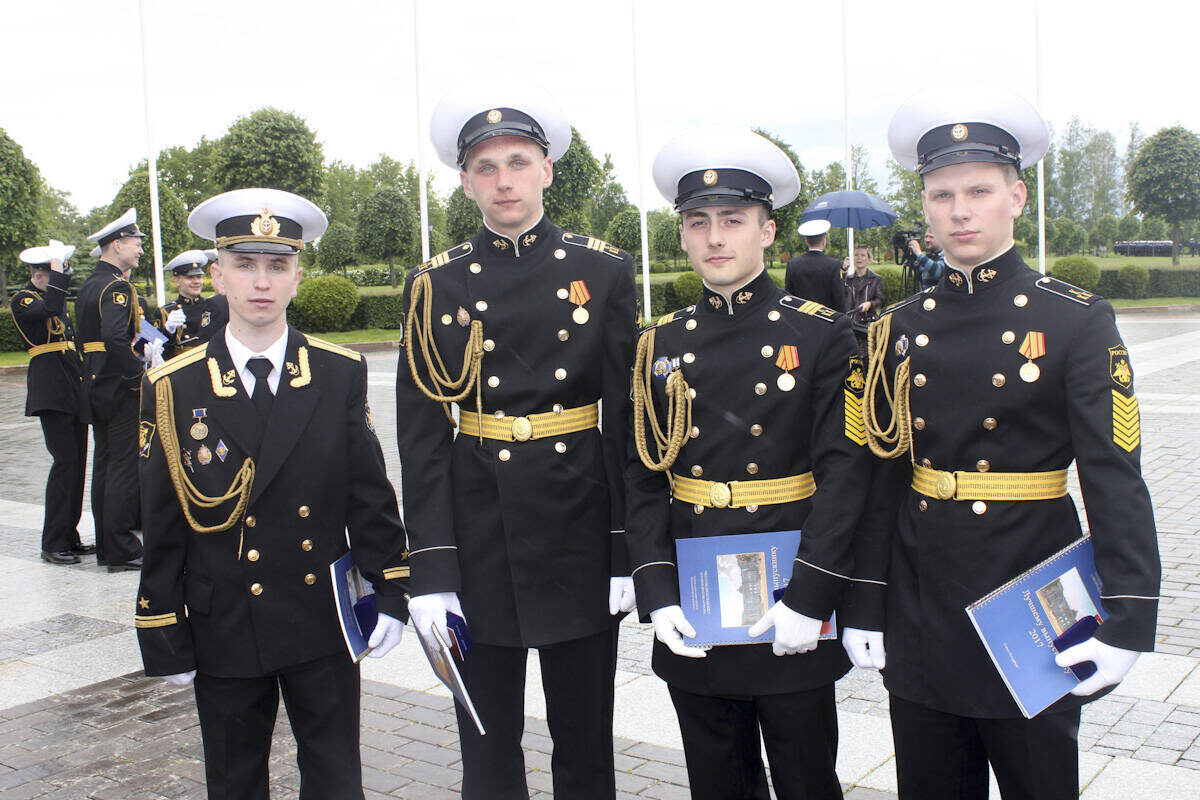 На фото: вручение Констаниновских значков / Марат Юсупов слева