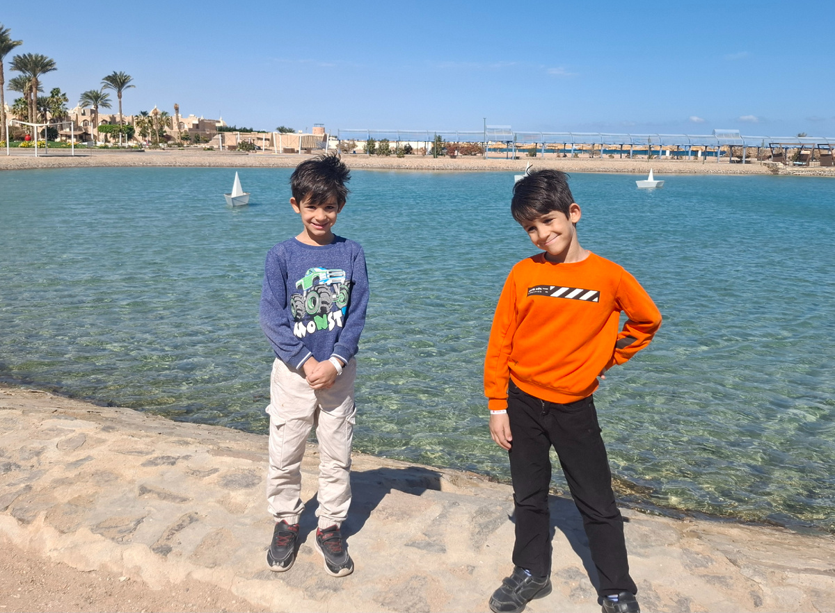 Ясин слева, Юнис справа