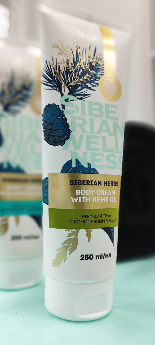 Антивозрастной эффект: натуральные компоненты способствуют улучшению текстуры кожи, делая ее более эластичной.