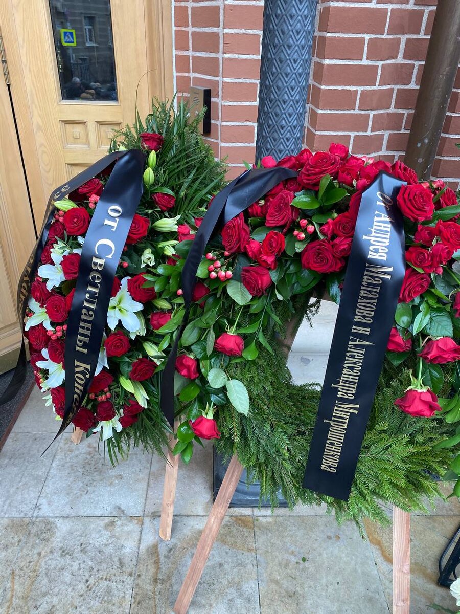    Венки у входа в Храм Святителя Николая Чудотворца на Трех ГорахФото VOICE