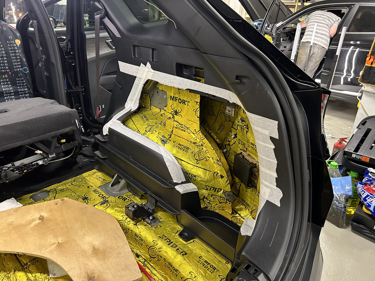 Подготавливаем поверхность, виброизолируем корпус, намечаем отверстие в обшивки для будущего ящика.