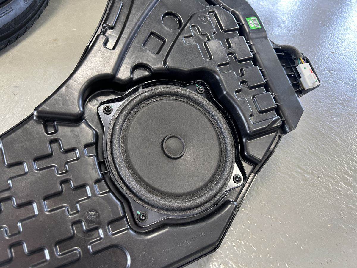 Заводской сабвуфер в диаметре имеет 14 см по подвесу.