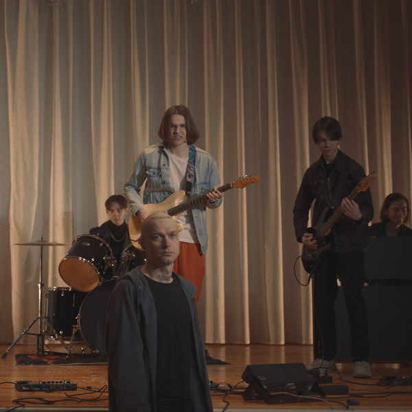     Юра Борисов учит жизни школьников в трейлере «Урока»