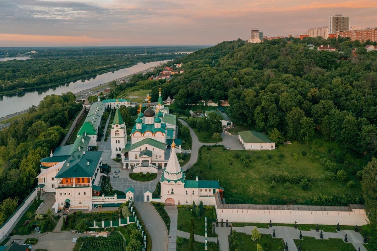Вид на Вознесенский Печёрский мужской монастырь