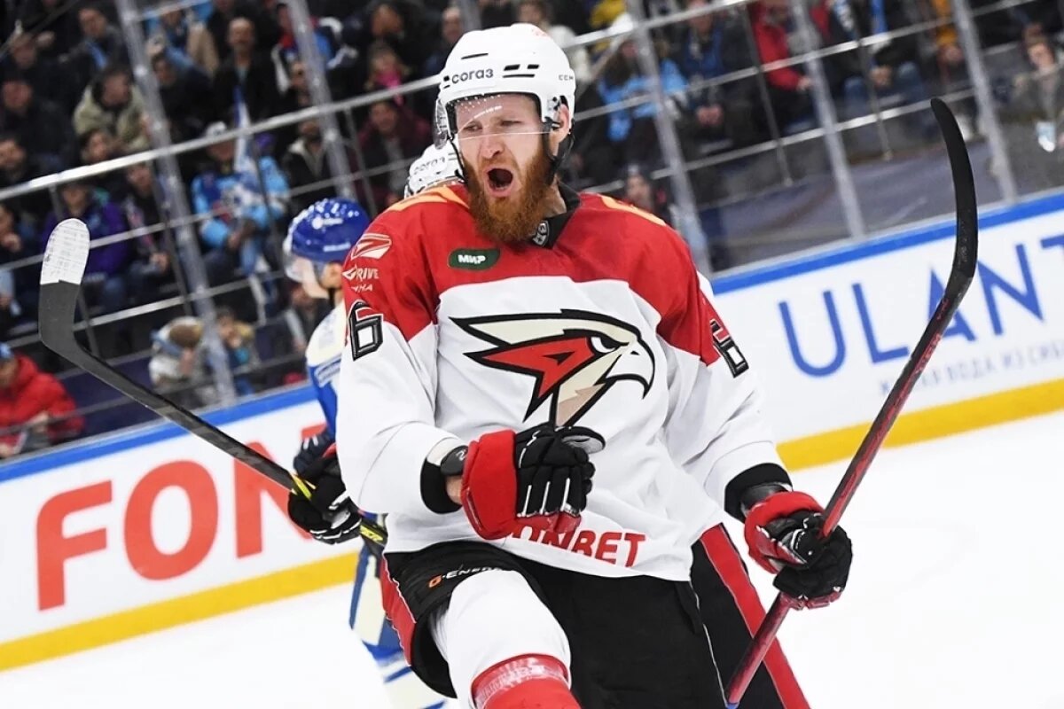    Иван Телегин радуется заброшенной шайбе в матче регулярного чемпионата Континентальной хоккейной лиги.