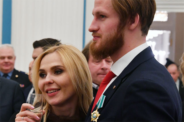    Президент России Владимир Путин вручает государственные награды призерам зимних Олимпийских игр 2018 года. На снимке: хоккеист Иван Телегин с женой, певицей Пелагеей. Фото: www.globallookpress.com