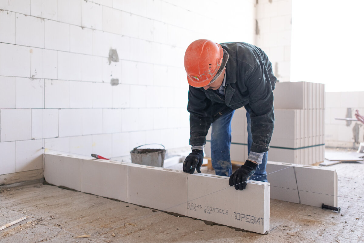 Укладка первого ряда межкомнатной стеновой перегородки