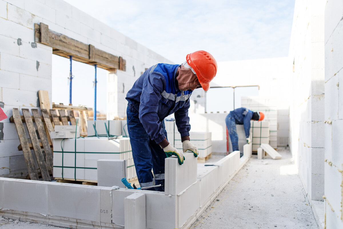 Кладка второго ряда блоков перегородочных на пено-клей