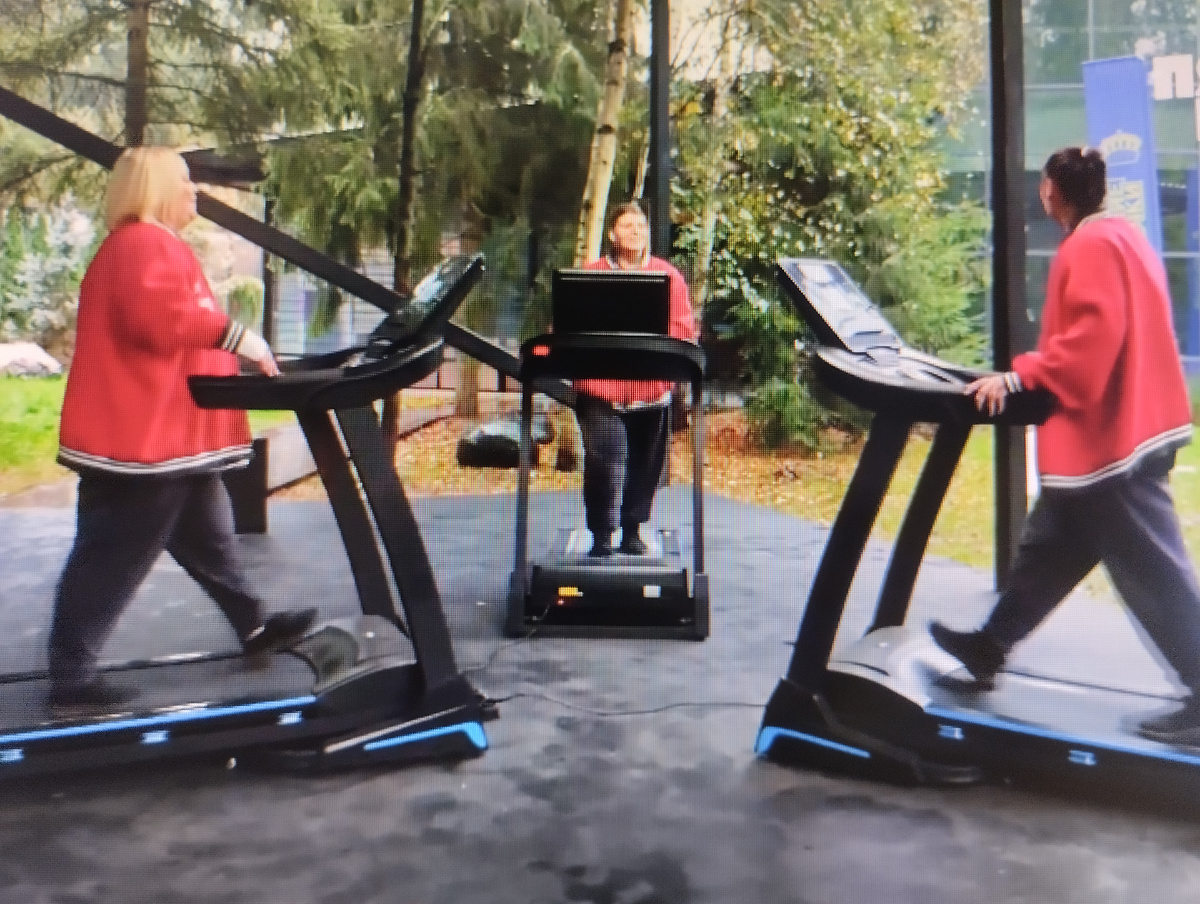 Две Даши и Настя делают кардио и обсуждают, кто возможно покинет проект