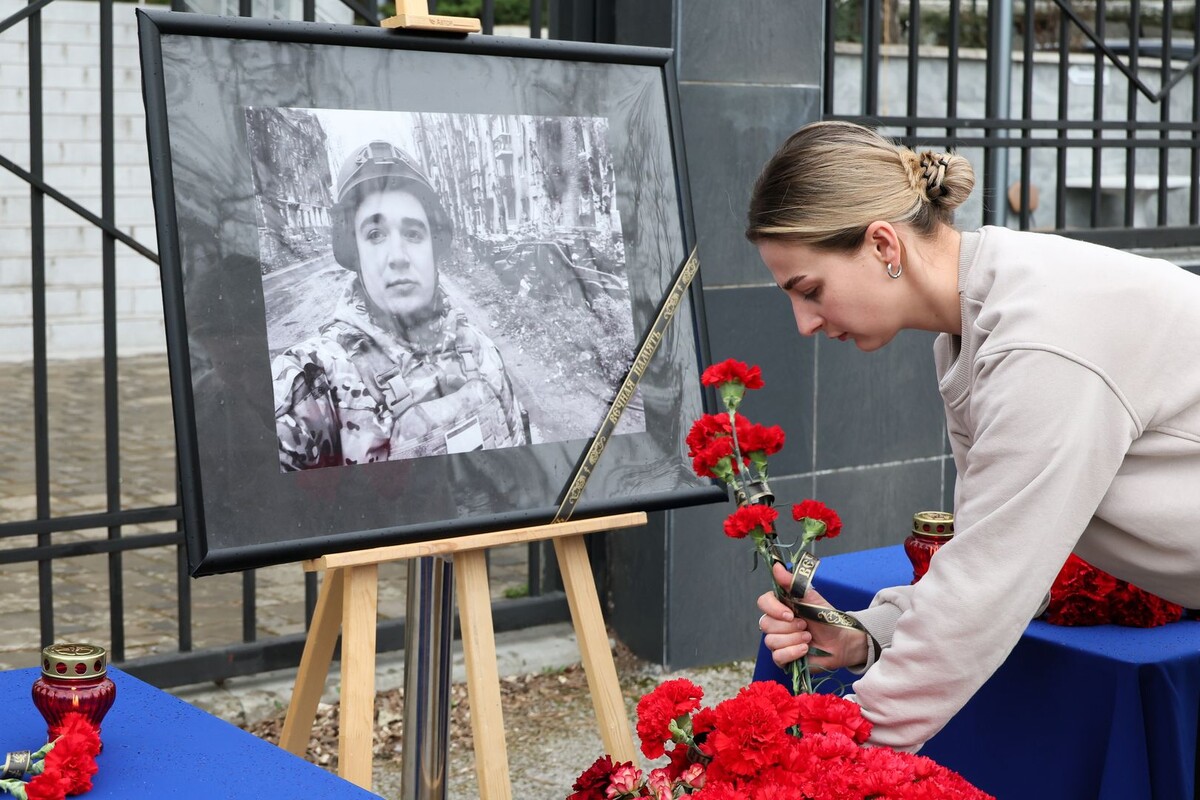    Стихийный мемориал в память о погибшем корреспонденте «Известий» Александре Федорчаке в Симферополе / Источник: © Сергей Мальгавко/ТАСС