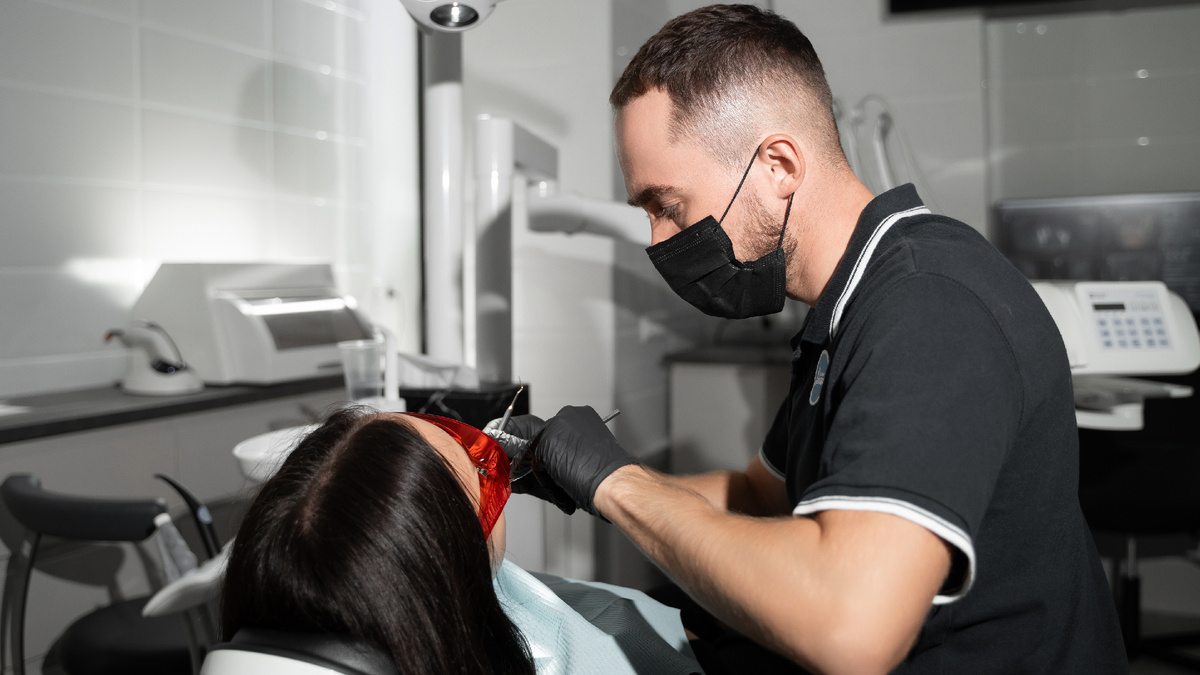 Сколько служат съемные зубные протезы