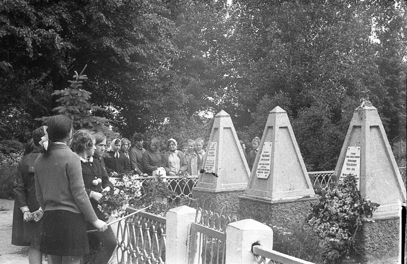 Создать карусельЭкскурсия у братских захоронений героев, павших во время оккупации Лихвина. Фото: Евгений Сусков