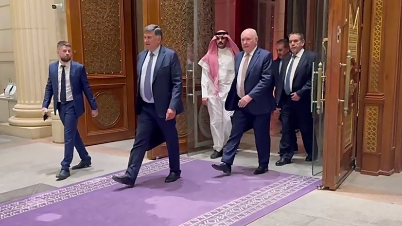     Глава международного комитета Совета Федерации Григорий Карасин (второй справа) и советник директора ФСБ Сергей Беседа (второй слева) после окончания переговоров делегаций России и США по урегулированию украинского конфликта в Эр-Рияде РИА Новости МИД РФ