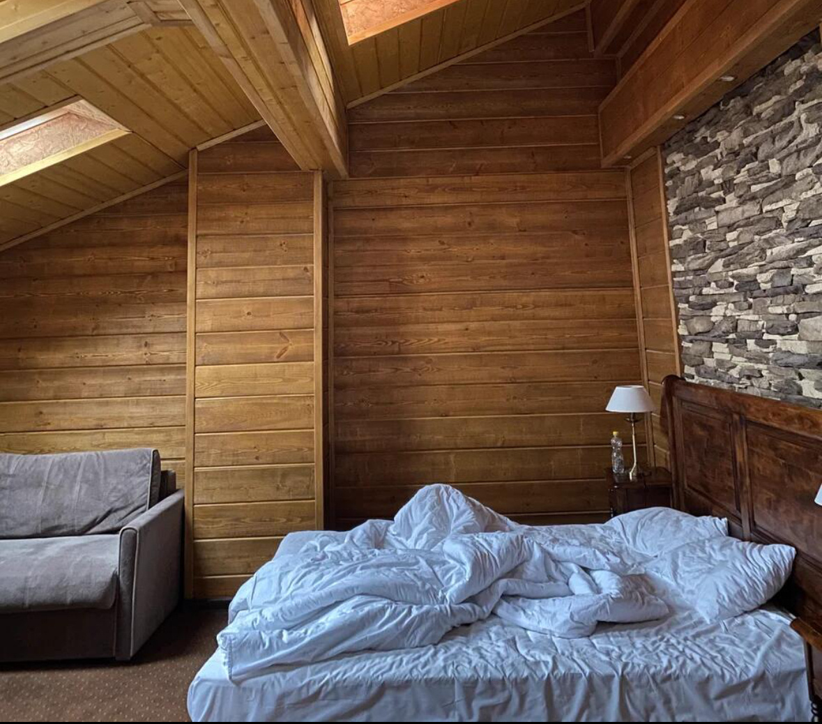 номер на мансарде, стоил немного дороже, чем обычный стандарт