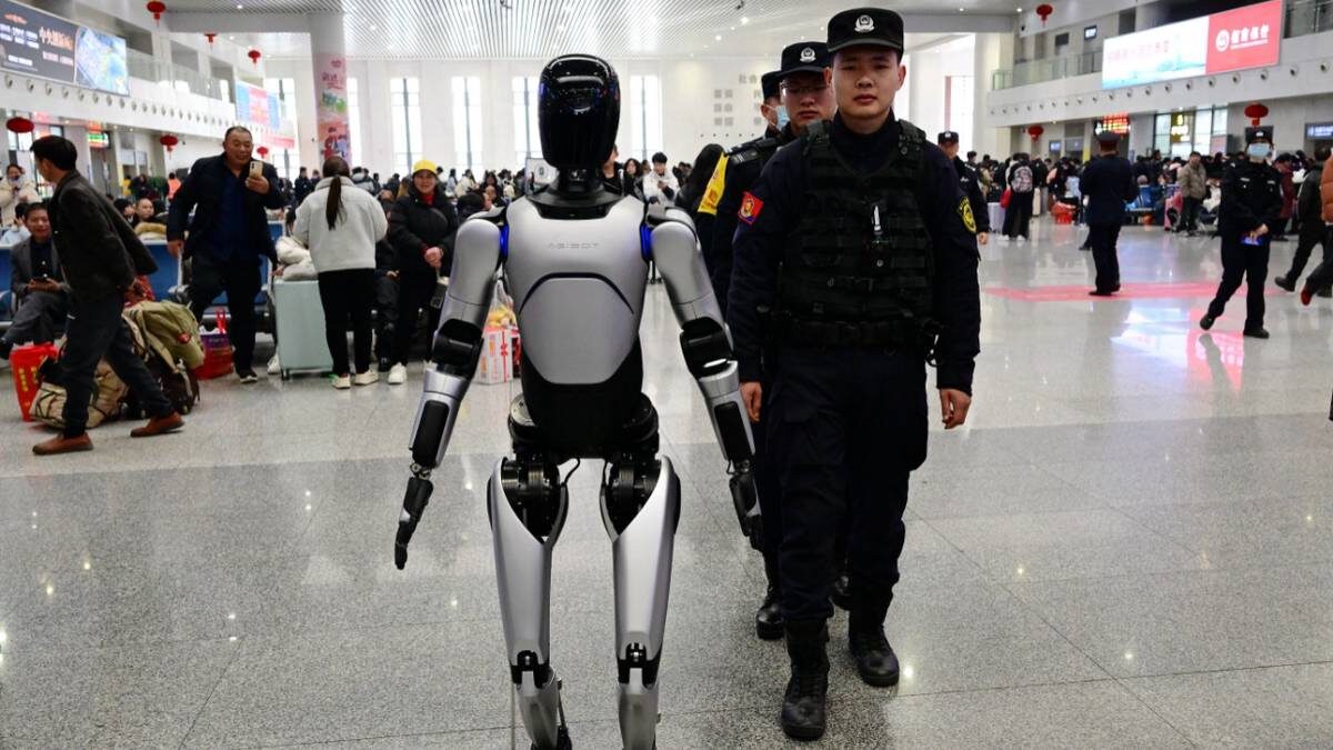    Интеллектуальный Робот AgiBot патрулирует зал ожидания железнодорожного вокзала и помогает туристам / Фото: Shi Bufa / VCG / Visual China Group / ТАСС