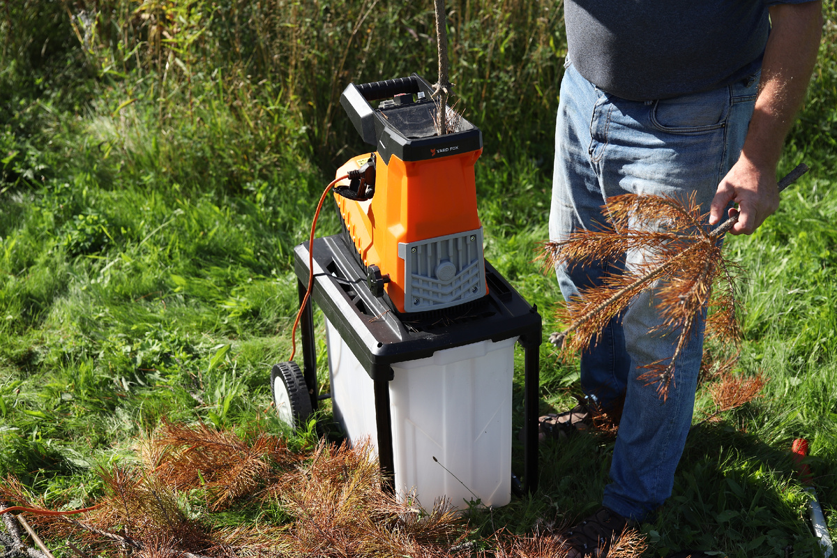 YARD FOX® 2800SE - измельчает ветки диаметром до 45 мм