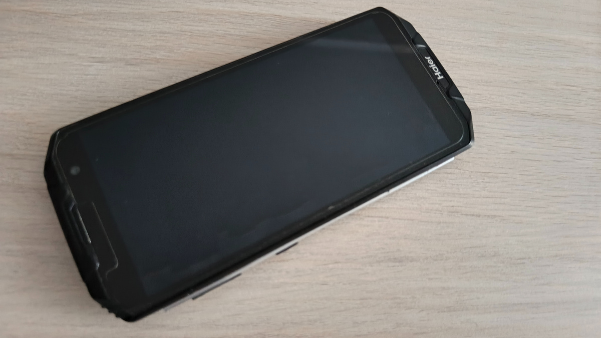 Этот смартфон я однажды оставила в аэропорту, и мне удалось его вернуть. Нет, его никто не нашёл – я сама вовремя спохватилась. 