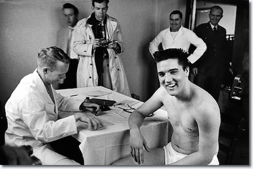 Элвис проходит медкомиссию в армии в 1958 году.