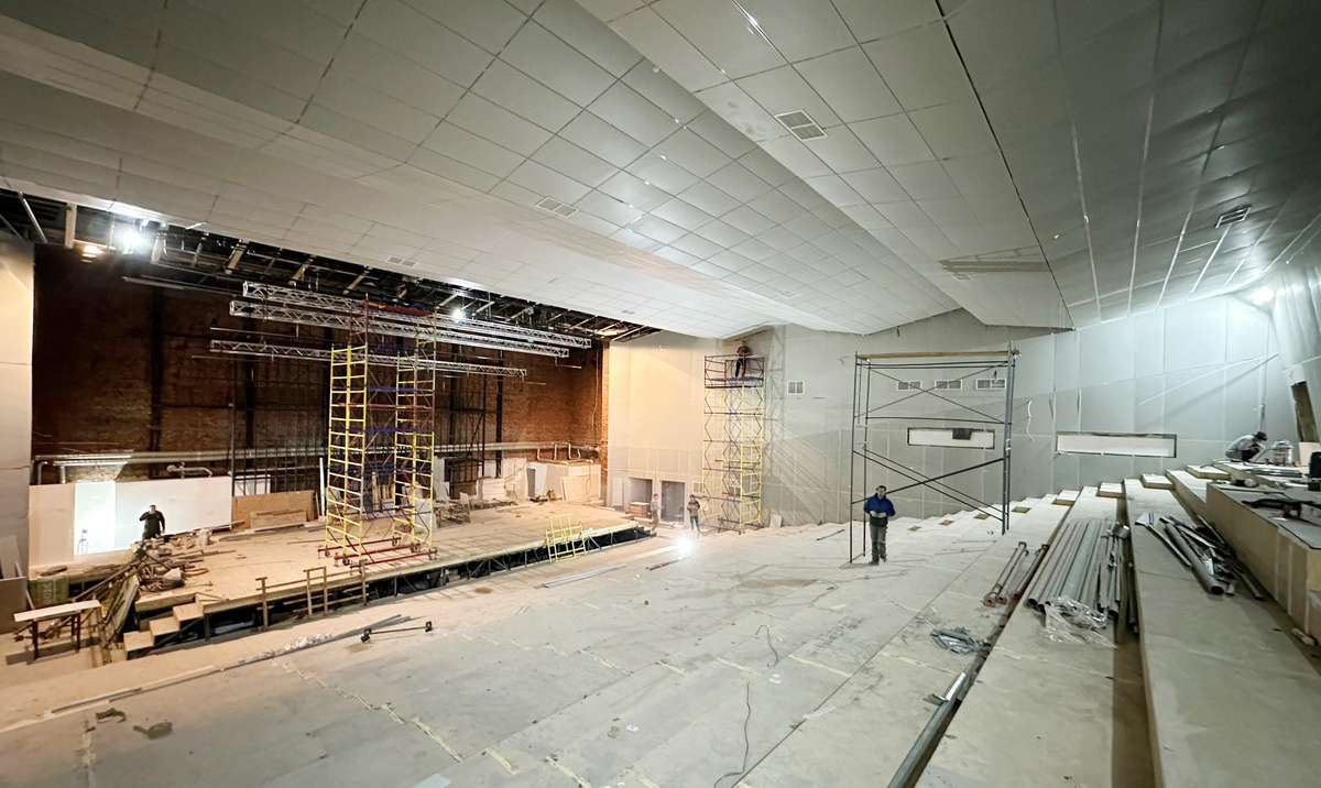 отолочные и стеновые панели смонтированы, строительные леса из зрительного зала убраны