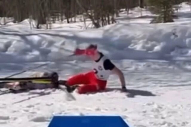    Спортсмен ударил лыжника по голове, встал и продолжил свой путь. Фото: кадр видео