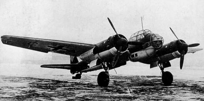 Горизонтальный и пикирующий бомбардировщик Ju88 на аэродромной стоянке.
