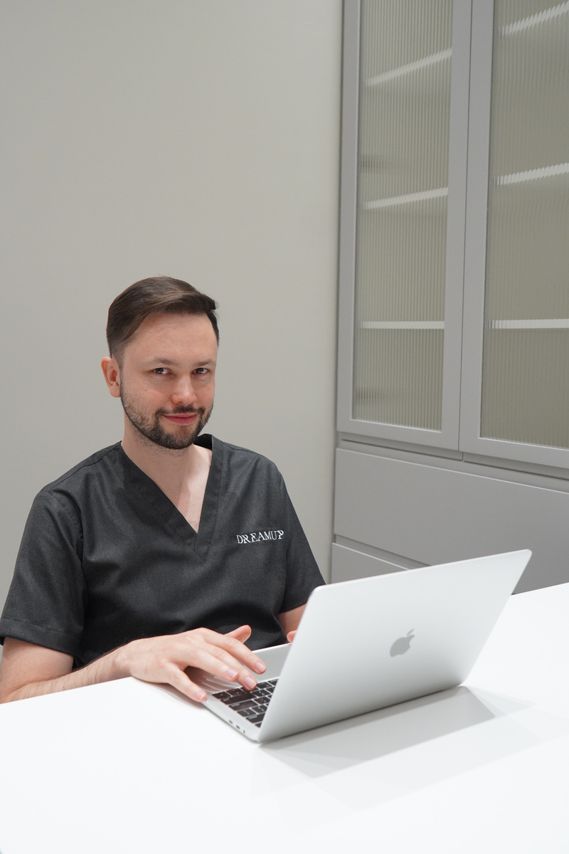 Пока я пишу эту статью за своим гаджетом ни один солнцезащитный крем не пострадал :)