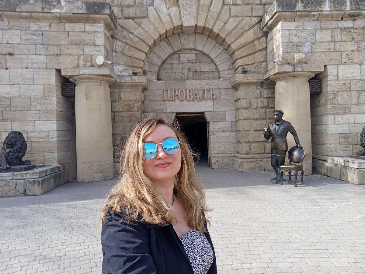  Прова́л — природный колодец карстово-тектонического происхождения на южном склоне горы Машук в Пятигорске. На входе установлена скульптура Остапа Бендера, продающего билеты в Провал.