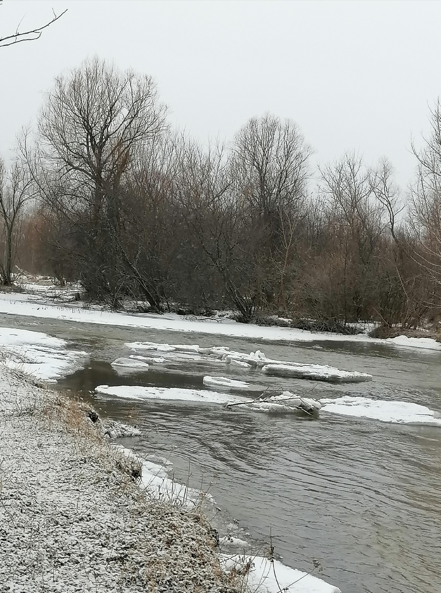 Скоро паводок, ну, как тоже скоро, в мае. Пока сверху льда вода идёт.