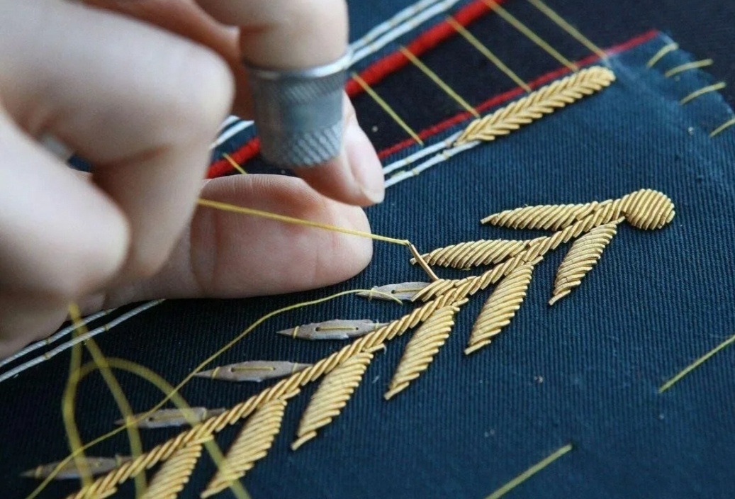 так проходит процесс вышивания золотыми нитками