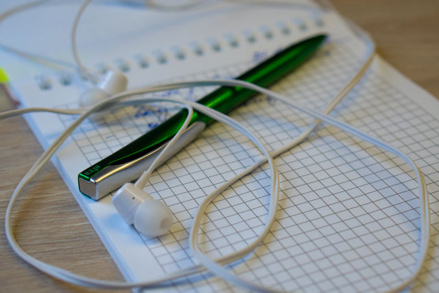    Блокнот, наушники, тетрадь, ручка. Фото: «Республика» / Светлана Алексеева