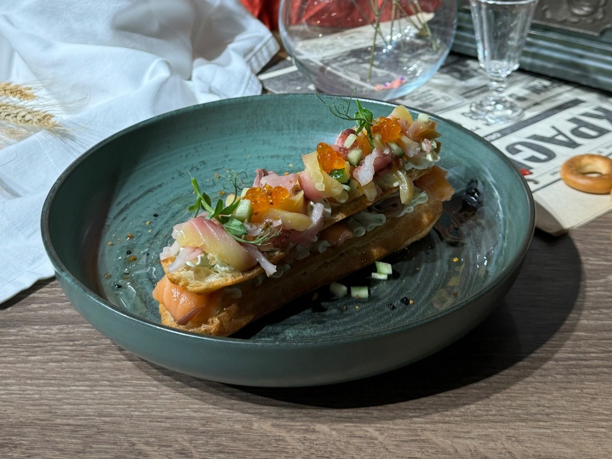 Гастрономический эклер с копченым омулем и семгой. Источник: vk.com/credo_grill_bar