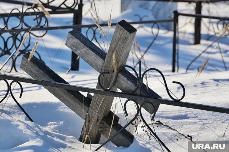 На кладбище Нижневартовска украли могильное ограждение. Фото: Екатерина Сычкова © URA.RU