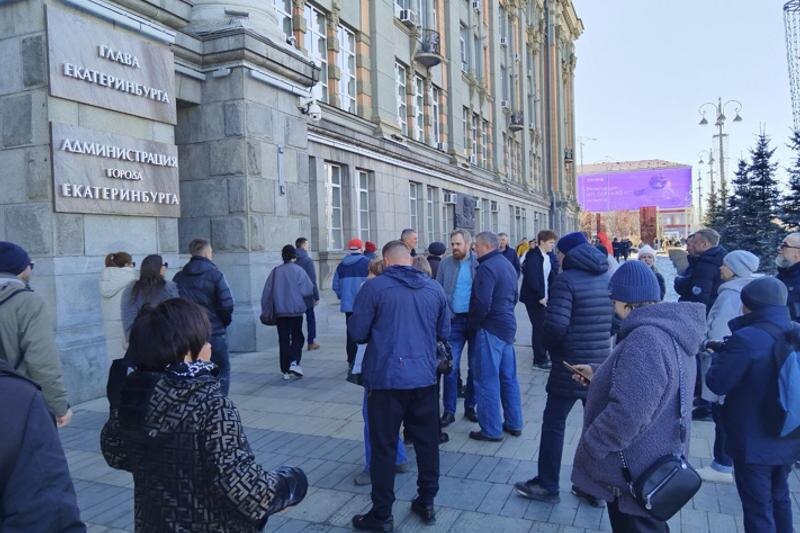    ЕАН. Толпа предпринимателей пришла к зданию мэрии Екатеринбурга