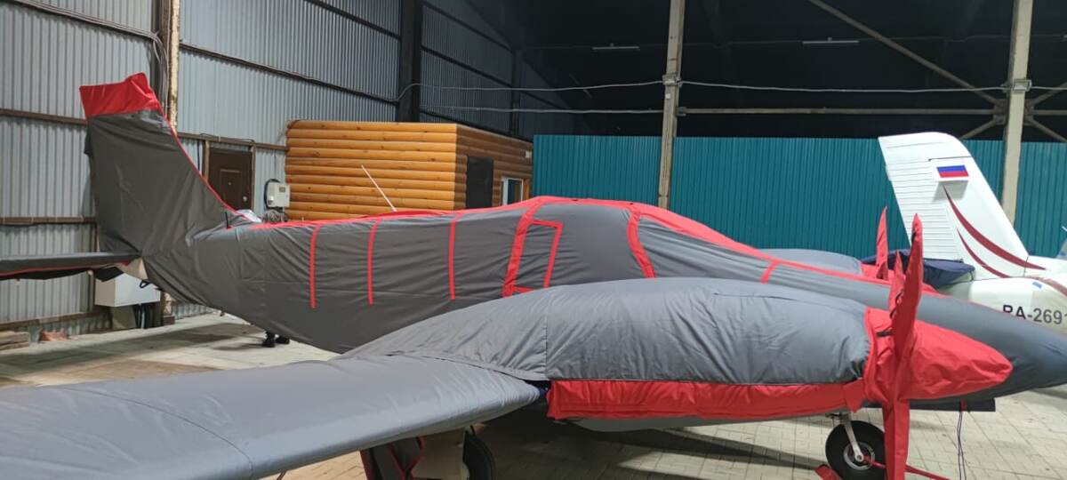 Тент-чехол для самолета.