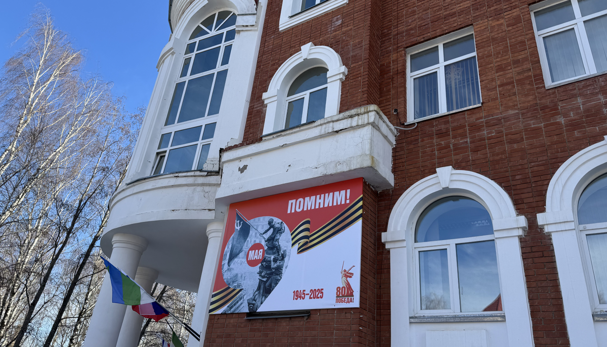 Тематические баннеры на фасадах образовательных учреждений