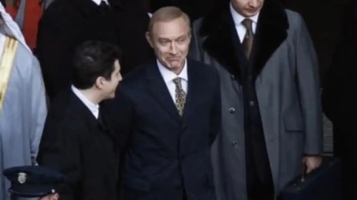    Джуд Лоу на съёмочной площадке в роли Владимира Путина.