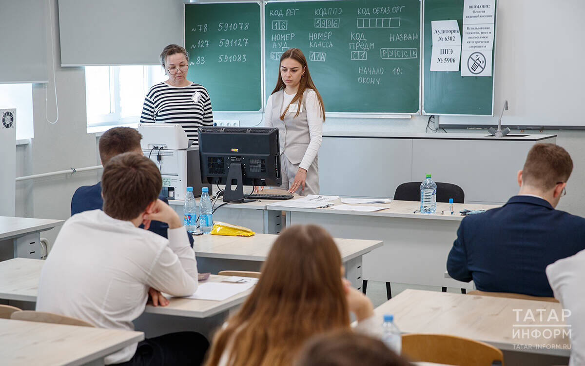 Чтобы получить аттестат, выпускникам 11-х классов нужно сдать ЕГЭ по русскому языку и математикеФото: © Владимир Васильев / «Татар-информ»