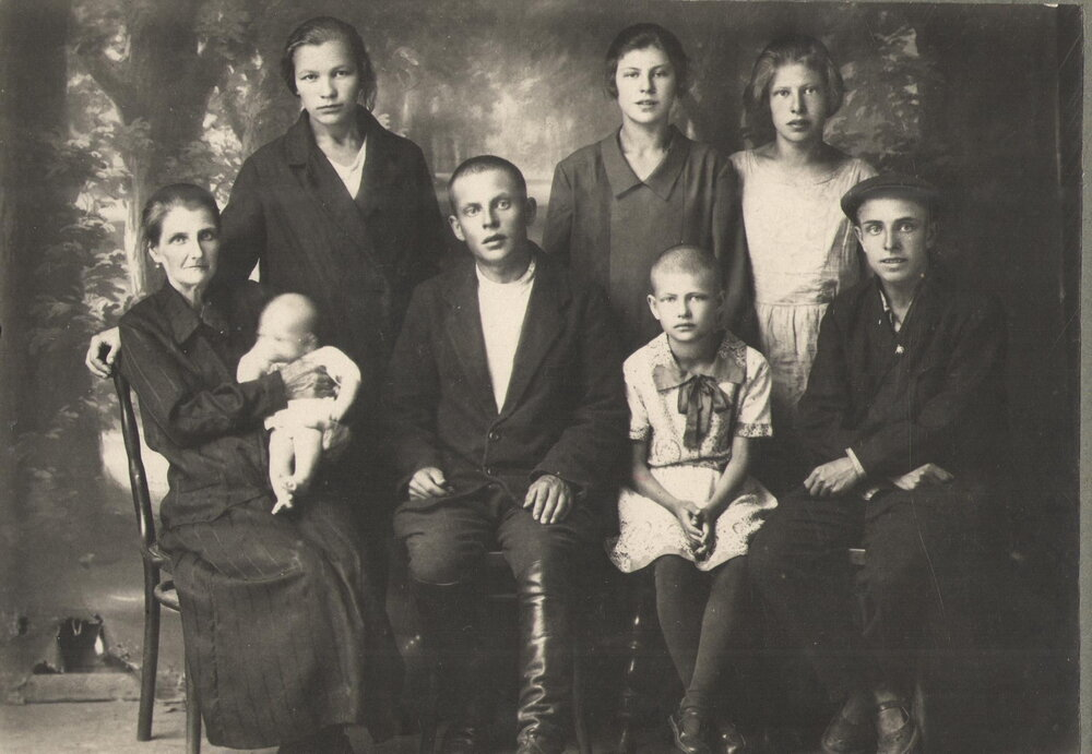 Нижний ряд: Колупаева Клавдия Ивановна с внучкой, Колупаев Василий, Колупаева Надежда, Колупаев Зосима. Верхний ряд: жена Василия (имя неизвестно), Колупаева Вера, Колупаева Любовь. Фотография была сделана в фотоателье Ф.М.Стрижева в Нолинске (определил по заднему фону). Примерная дата съёмки: 1927 - 1930 года.