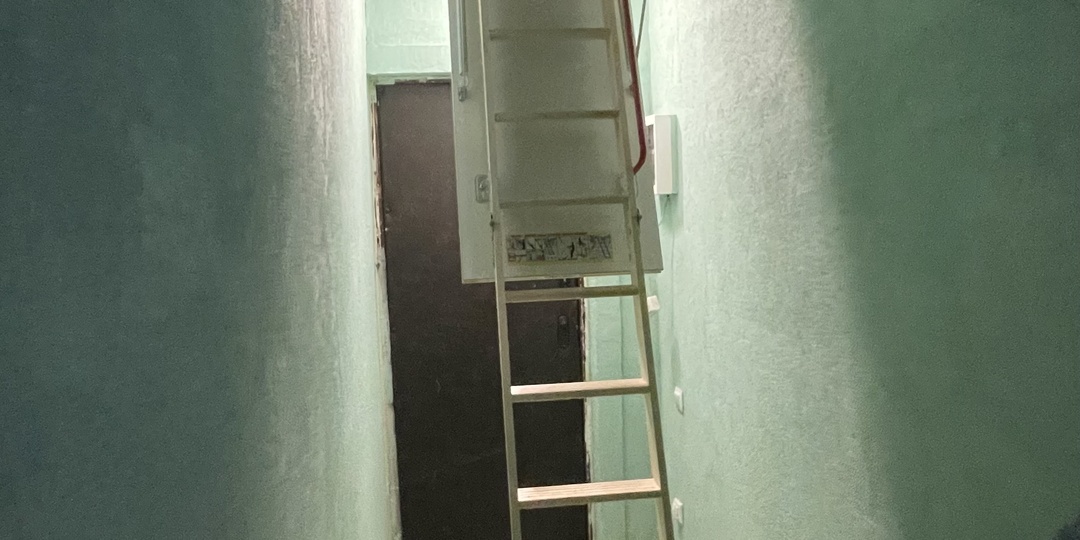 Вход на крышу, чердачная лестница.