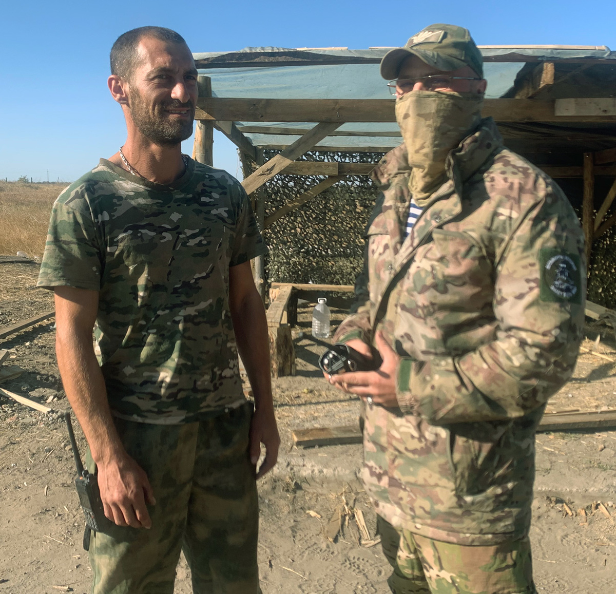 Артур Нартикоев (слева) со своим боевым товарищем Мерфаизом Мустафаевым. Фото автора.