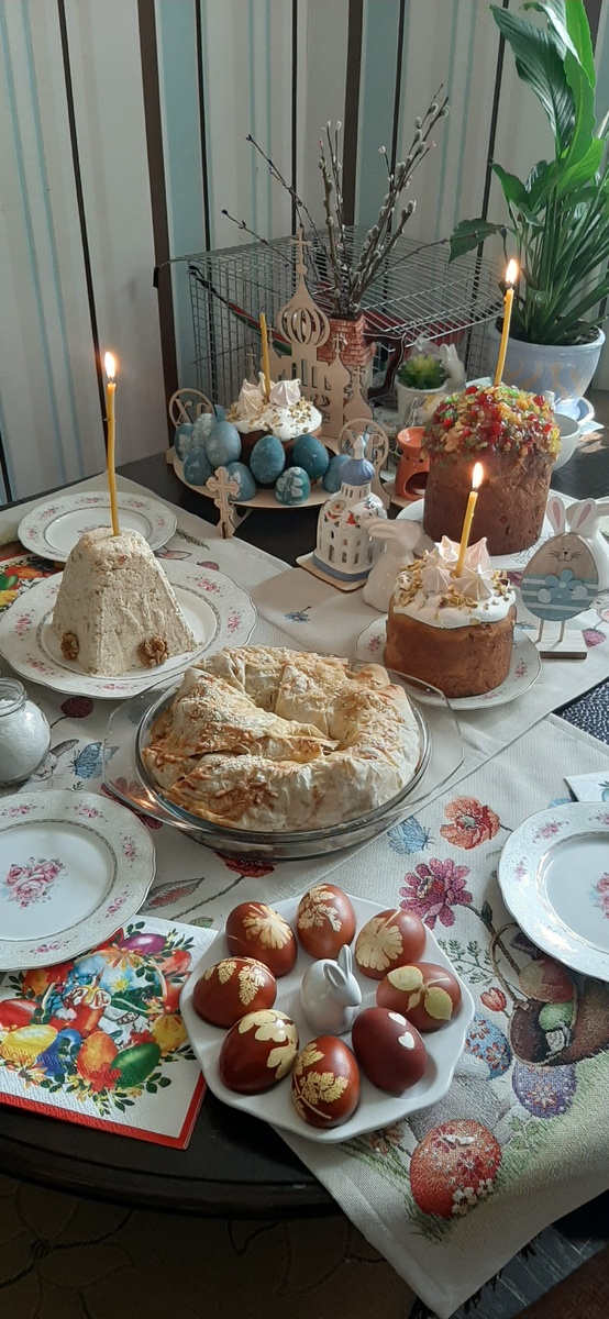 На заднем фоне видны голубые яйца. Кто догадается, чем красила?) 