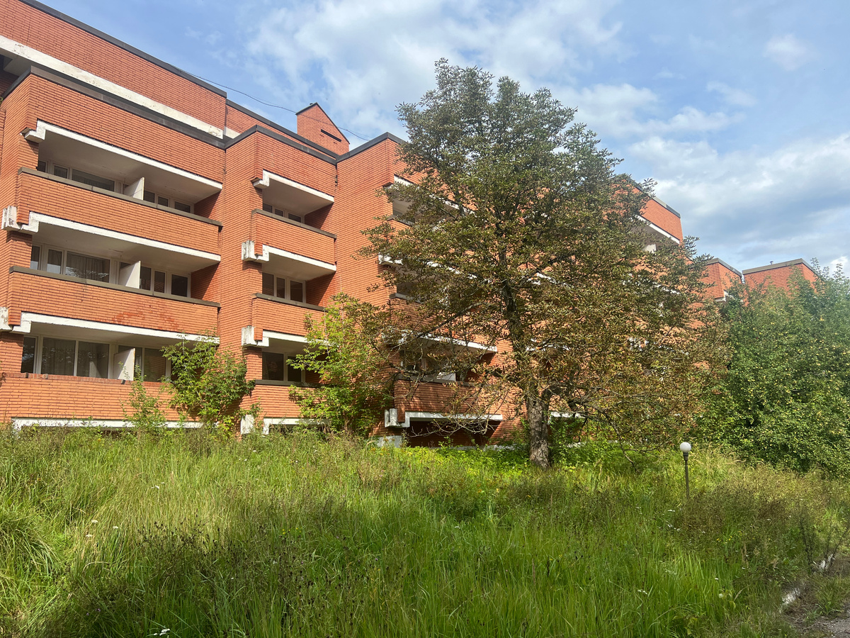 Фото заброшенный пансионат "Юность" 2023 года, немного зарос травой, в целом выглядит хорошо