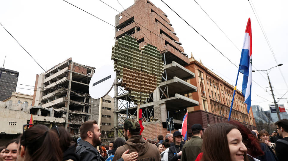 Студенты на акции за возвращение статуса объектов культурного наследия зданиям Генштаба и Минобороны в Белграде, 24 марта.📷Фото: Zorana Jevtic / Reuters